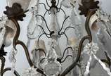 Lustre de cristal estilo Versailles, para 6 luz... - Lustre de cristal estilo Versailles, para 6 luzes, pingentes lapidados e pequenas mangas de tecido bege.
