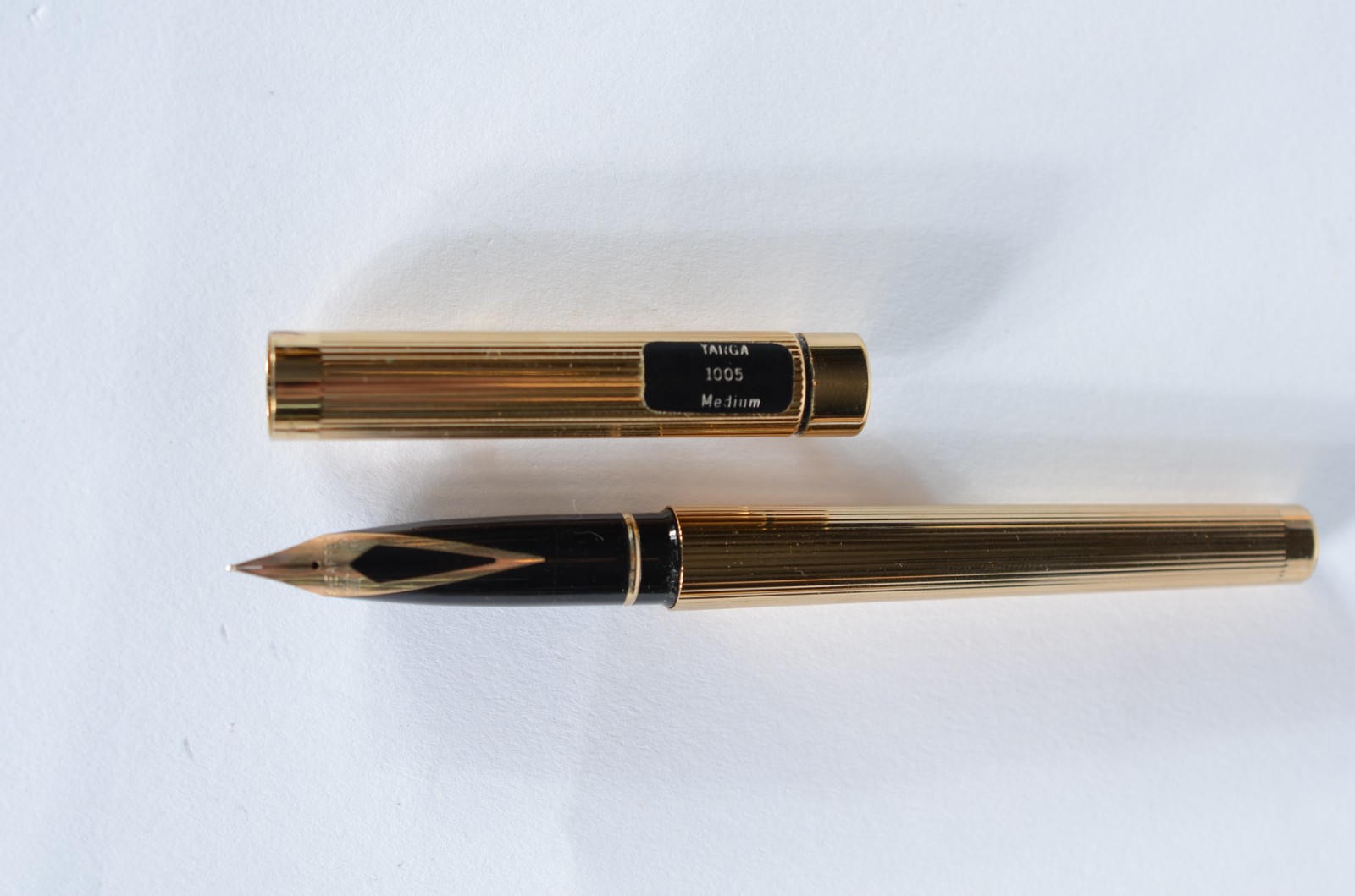 Caneta tinteiro Sheaffers dourada com pena de ouro 14 k. (Por motivos... - foto 3 de 10