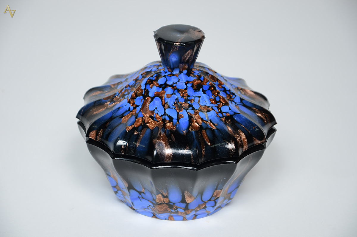 Bomboniere de cristal na cor azul com pó de ouro. Diâmetro 14,5 cm e... - foto 1 de 2