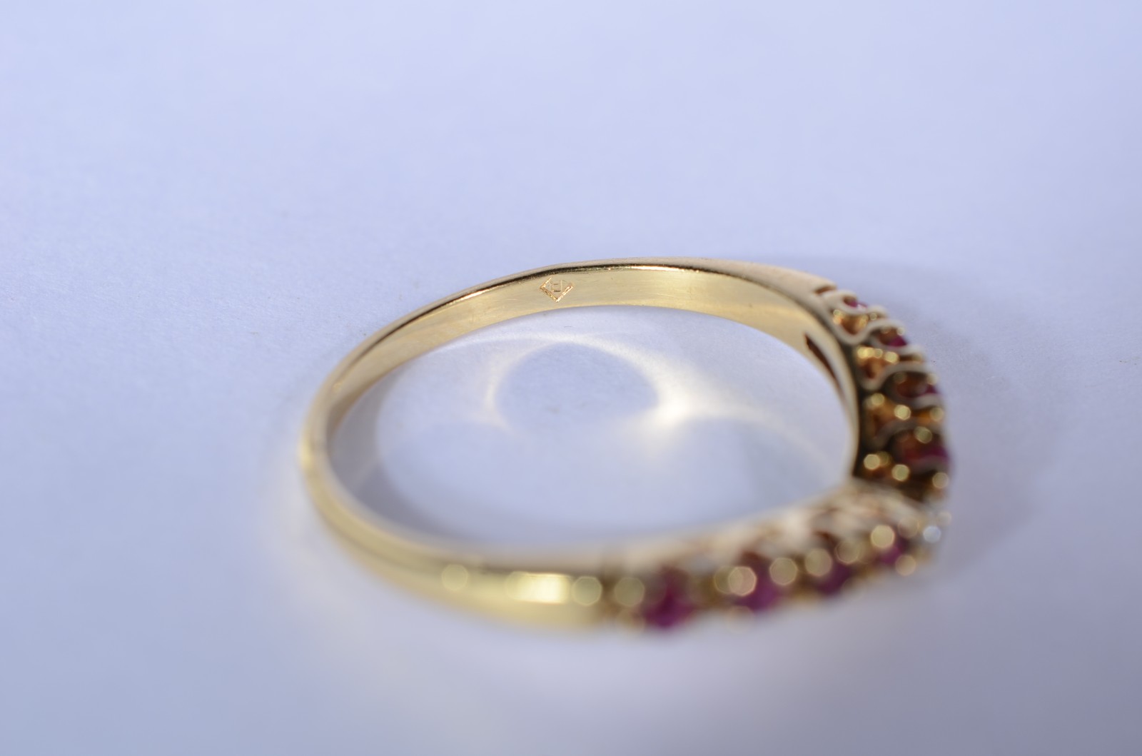 Anel de ouro 18 k., contraste 750 mls com pedras vermelhas e... - foto 3 de 7