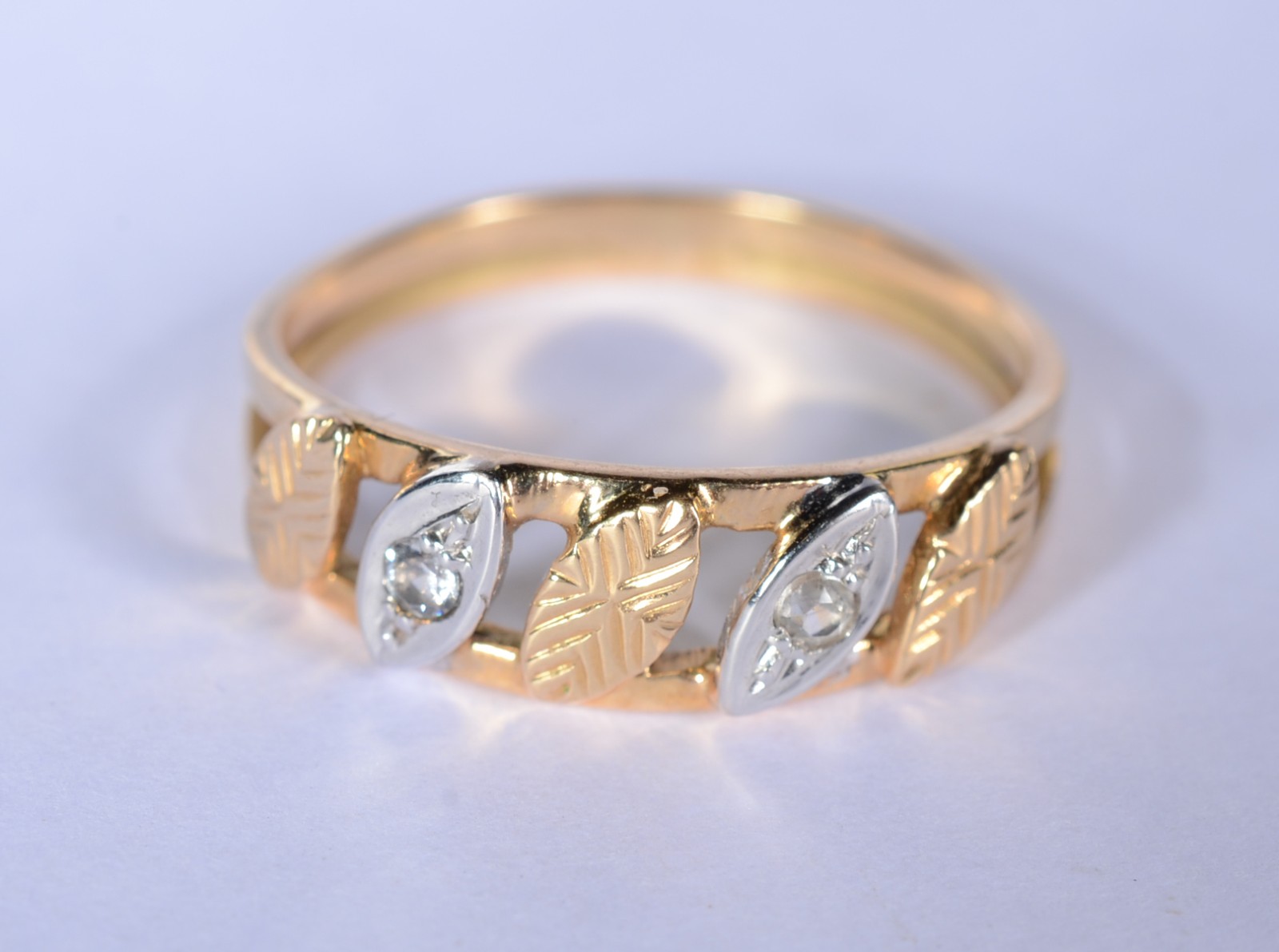 Anel de ouro 18 k., contraste 750 mls com 2 safiras brancas, aro 17... - foto 1 de 5