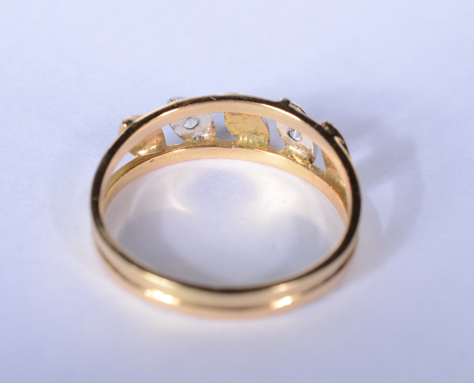 Anel de ouro 18 k., contraste 750 mls com 2 safiras brancas, aro 17... - foto 2 de 5