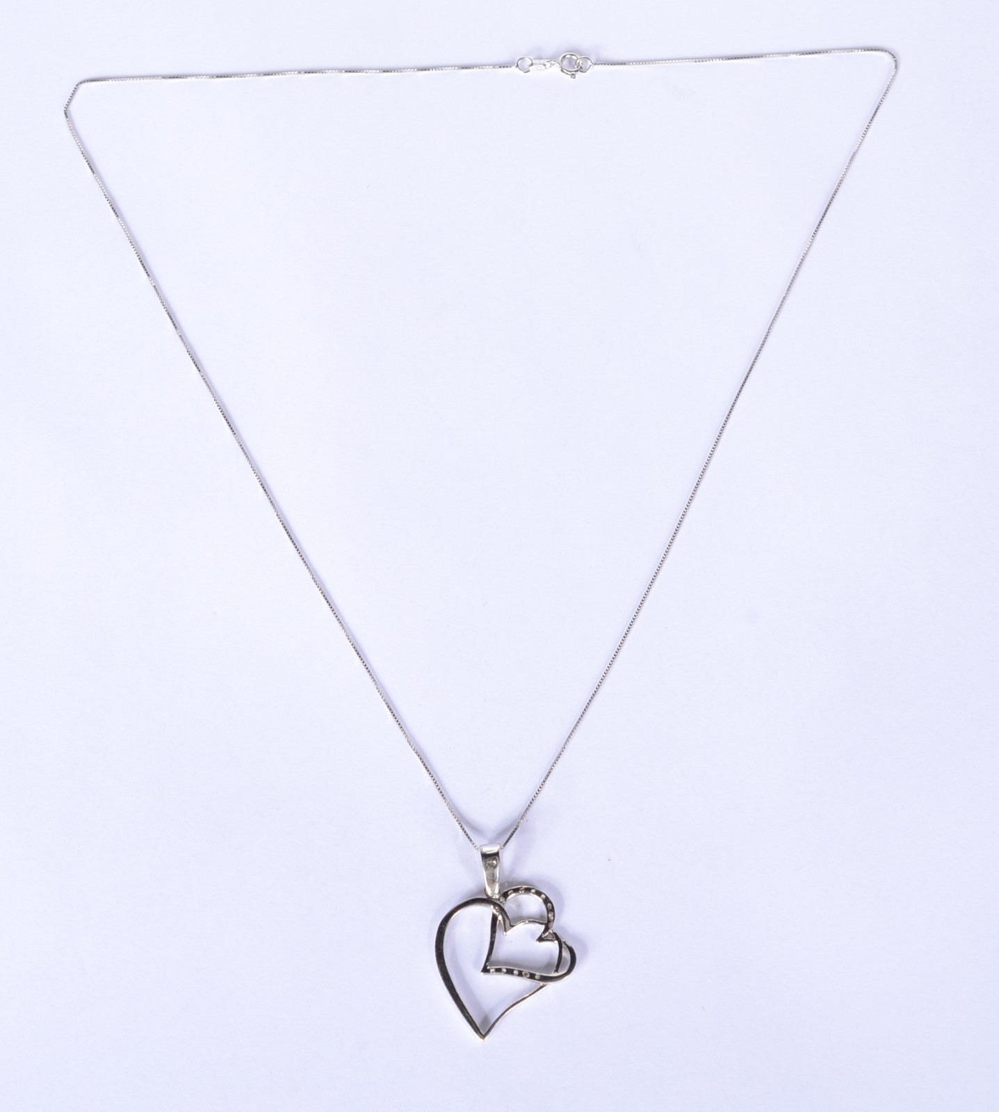 Colar de ouro branco com pendente duplo, coração cravejado de... - foto 2 de 11
