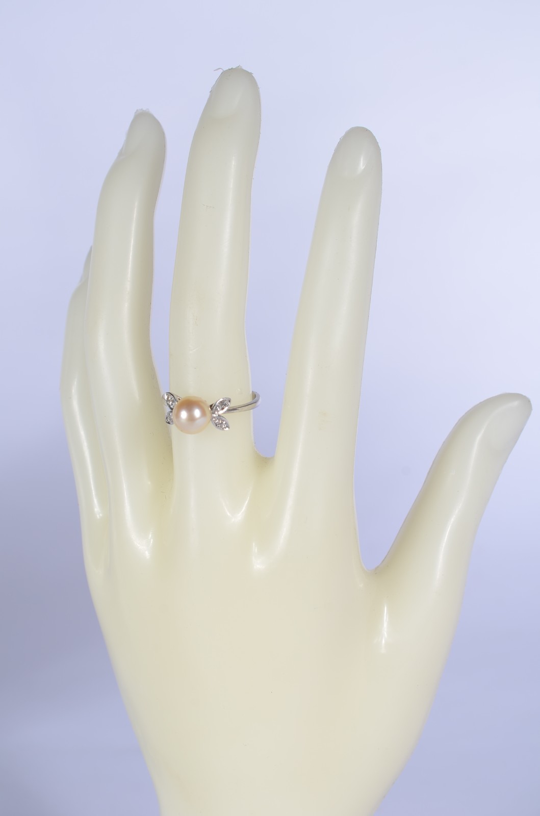 Anel de ouro branco e perola com 4 brilhantes laterais, aro 18. (Por... - foto 5 de 5
