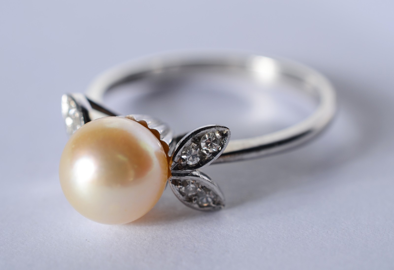 Anel de ouro branco e perola com 4 brilhantes laterais, aro 18. (Por... - foto 1 de 5