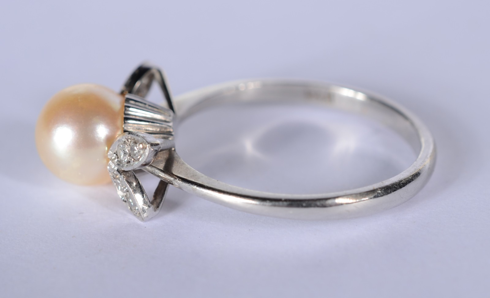 Anel de ouro branco e perola com 4 brilhantes laterais, aro 18. (Por... - foto 3 de 5