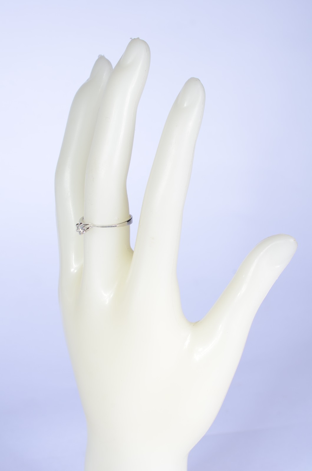 Solitário de ouro branco com um brilhante de 0,20 ct, aro 15. (Por... - foto 4 de 5