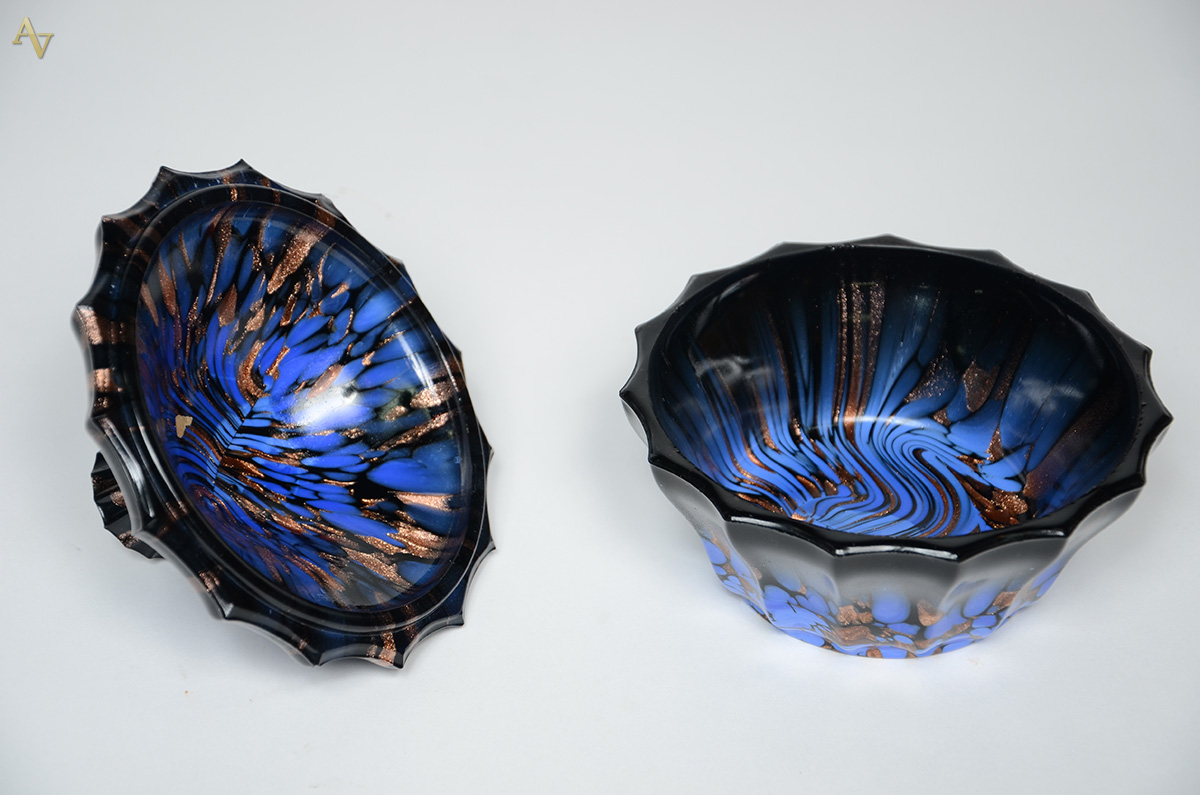 Bomboniere de cristal na cor azul com pó de ouro. Diâmetro 14,5 cm e... - foto 2 de 2