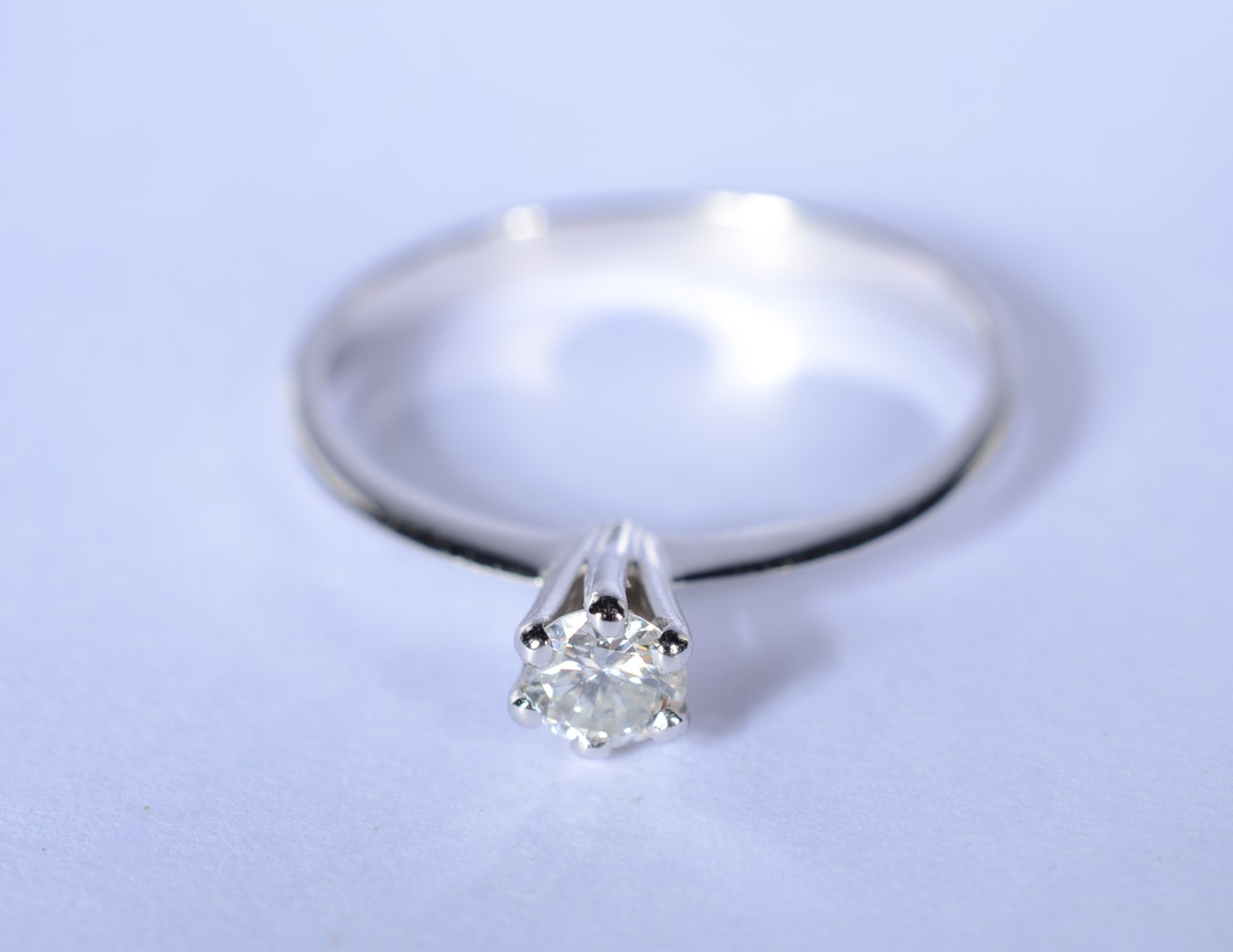 Solitário de ouro branco com um brilhante de 0,20 ct, aro 15. (Por... - foto 2 de 5