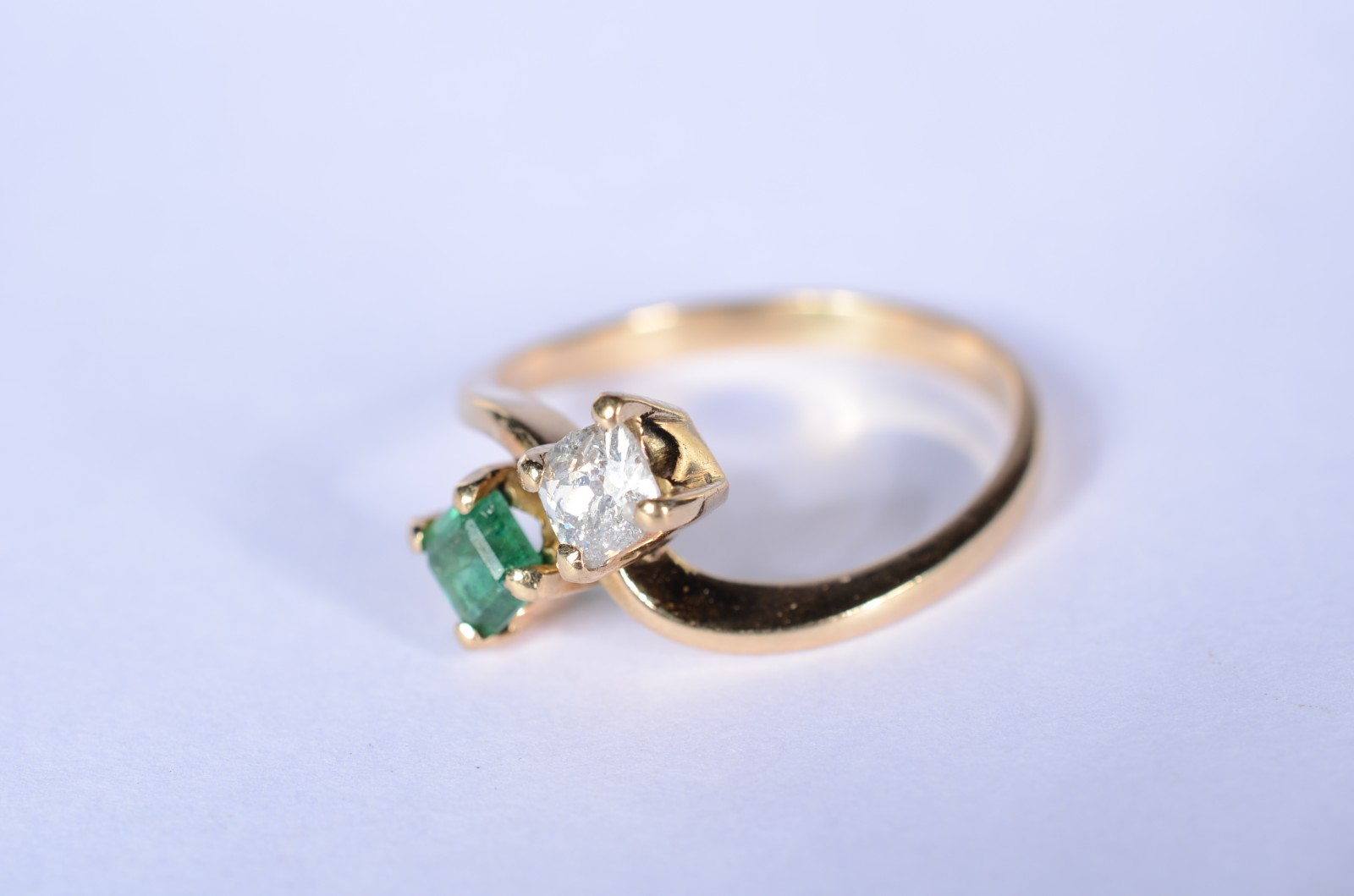 Anel de ouro 18 k., contraste 750 mls com um brilhante de 0,25 ct e... - foto 4 de 6
