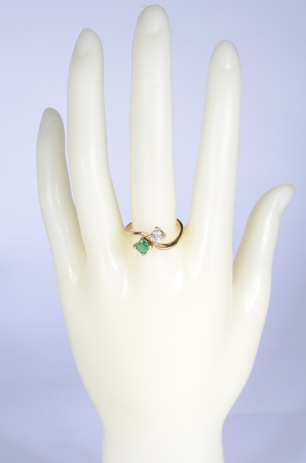 Anel de ouro 18 k., contraste 750 mls com um brilhante de 0,25 ct e... - foto 6 de 6