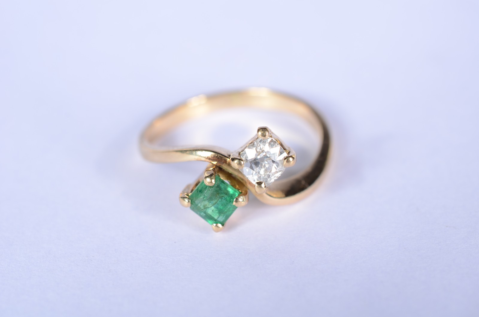Anel de ouro 18 k., contraste 750 mls com um brilhante de 0,25 ct e... - foto 1 de 6