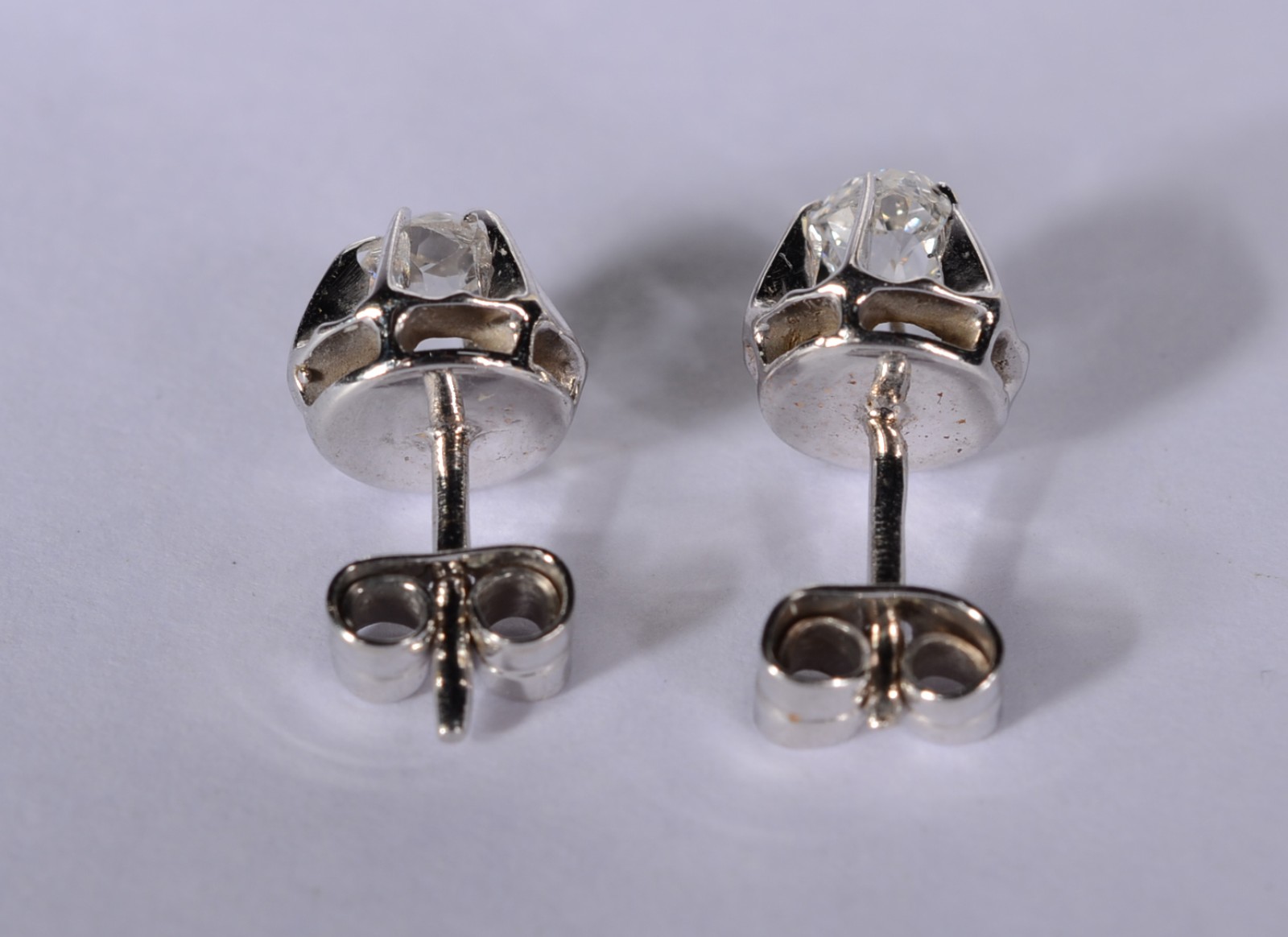 Par de brincos de ouro branco com 2 brilhantes de 0,20 ct, total... - foto 4 de 5