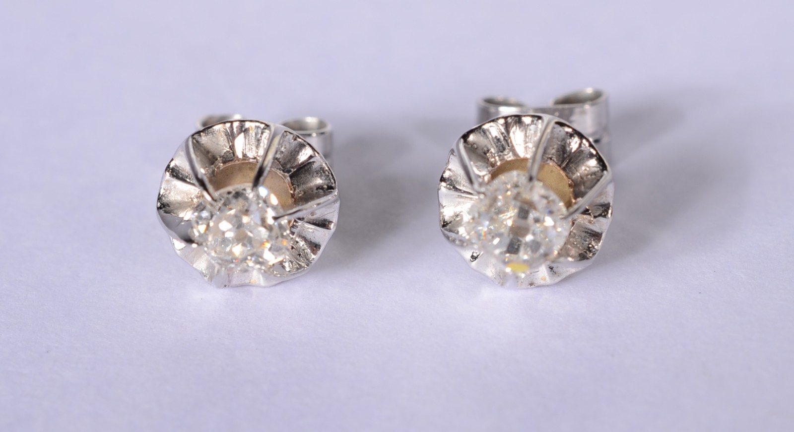 Par de brincos de ouro branco com 2 brilhantes de 0,20 ct, total... - foto 1 de 5