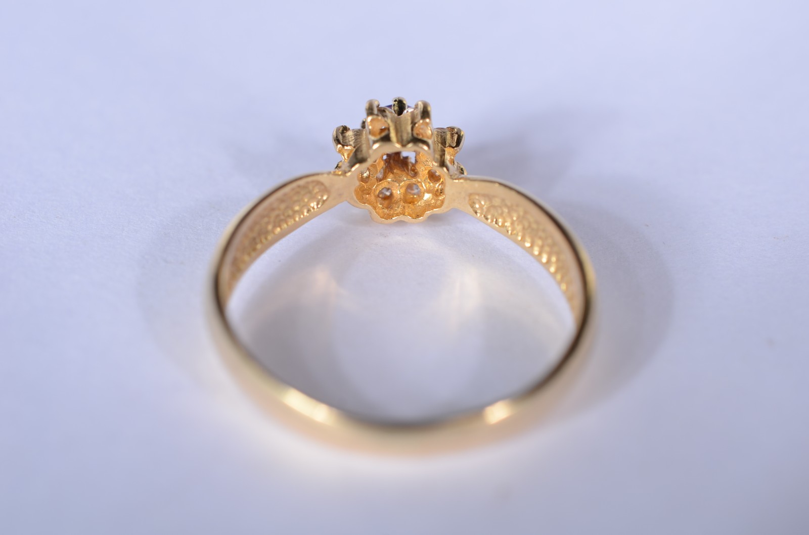 Anel de ouro 18 k., contraste 750 mls, feitio chuveiro cravejado com... - foto 4 de 6