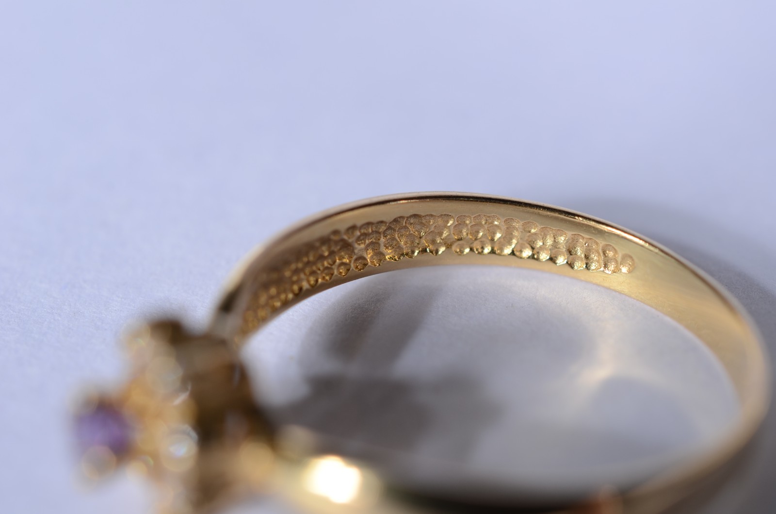 Anel de ouro 18 k., contraste 750 mls, feitio chuveiro cravejado com... - foto 3 de 6