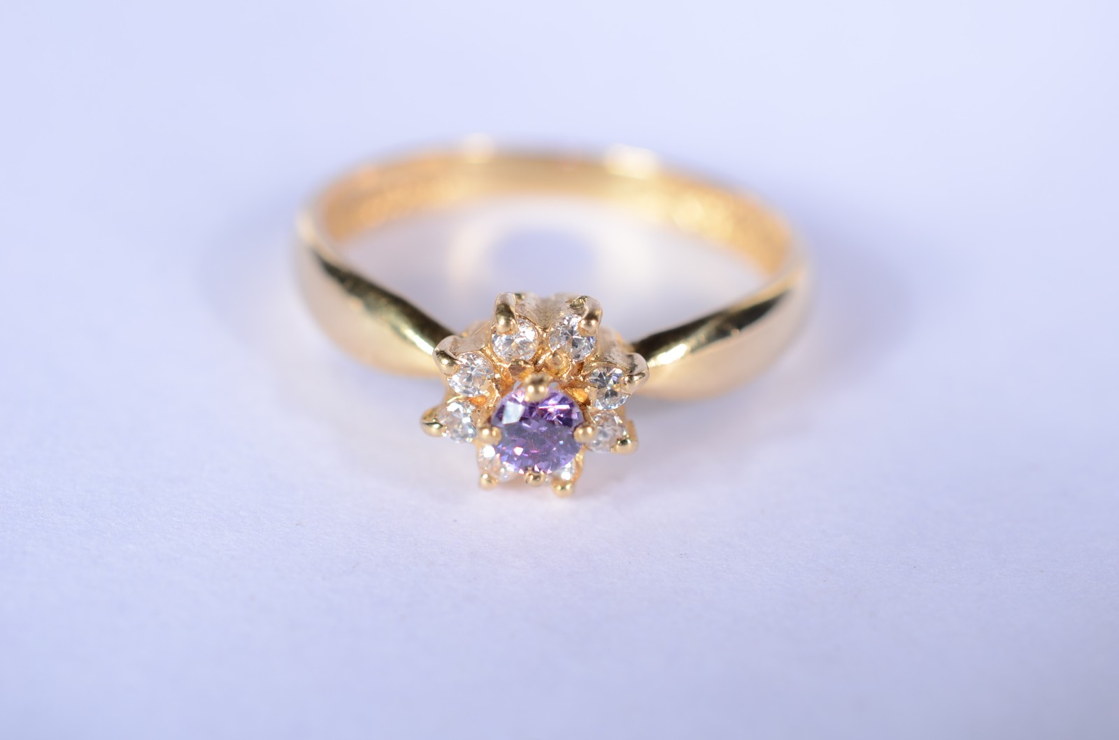 Anel de ouro 18 k., contraste 750 mls, feitio chuveiro cravejado com... - foto 1 de 6