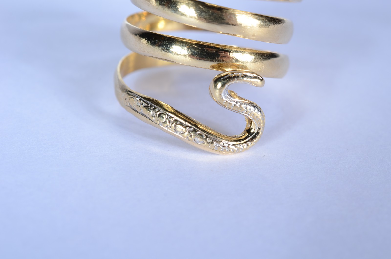 Anel de ouro 18 k., contraste 750 mls feitio cobra, aro 24. (Por... - foto 3 de 7