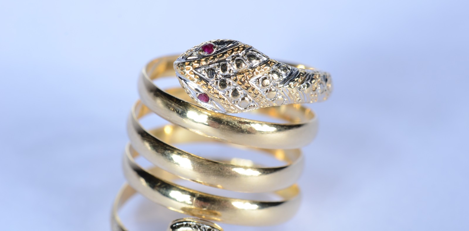 Anel de ouro 18 k., contraste 750 mls feitio cobra, aro 24. (Por... - foto 2 de 7