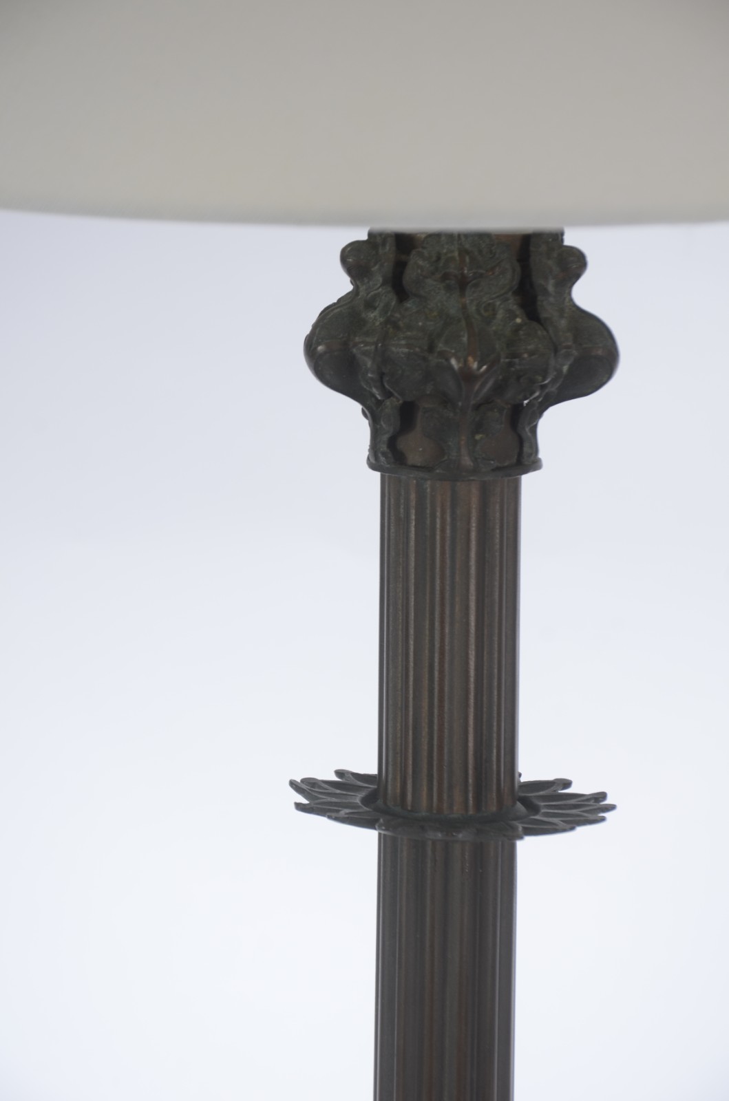Abatjour base de bronze com cúpula. - foto 4 de 5