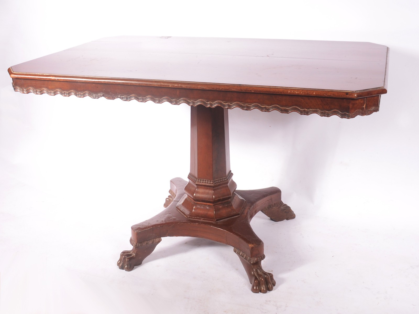Mesa de apresentação de madeira nobre, tampo oval com apoio em coluna... - foto 1 de 9