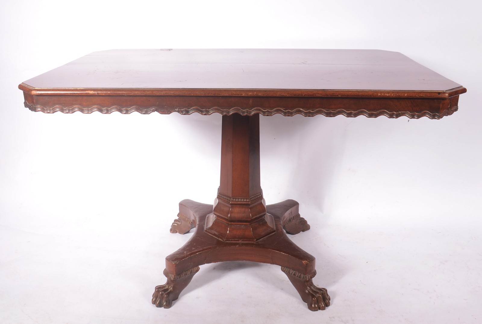 Mesa de apresentação de madeira nobre, tampo oval com apoio em coluna... - foto 2 de 9