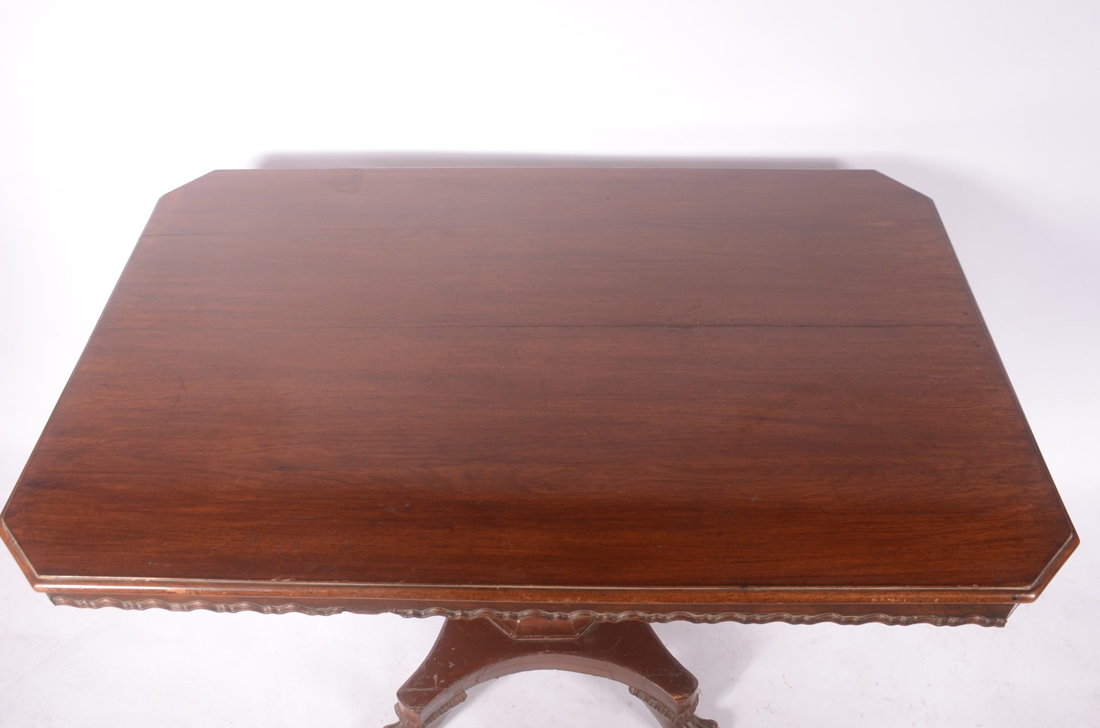 Mesa de apresentação de madeira nobre, tampo oval com apoio em coluna... - foto 4 de 9