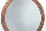 Espelho oval de cristal bisotado com moldura de... - Espelho oval de cristal bisotado com moldura de madeira.