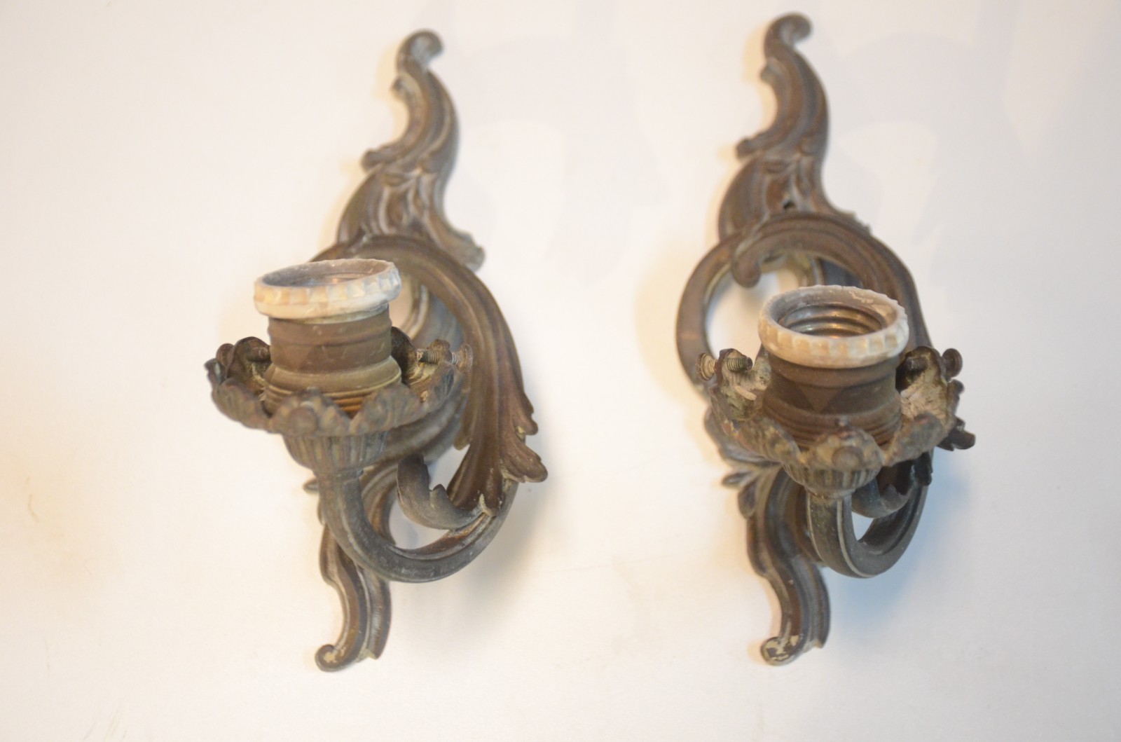 Par de apliques de parede de metal com cúpulas foscas. - foto 4 de 5
