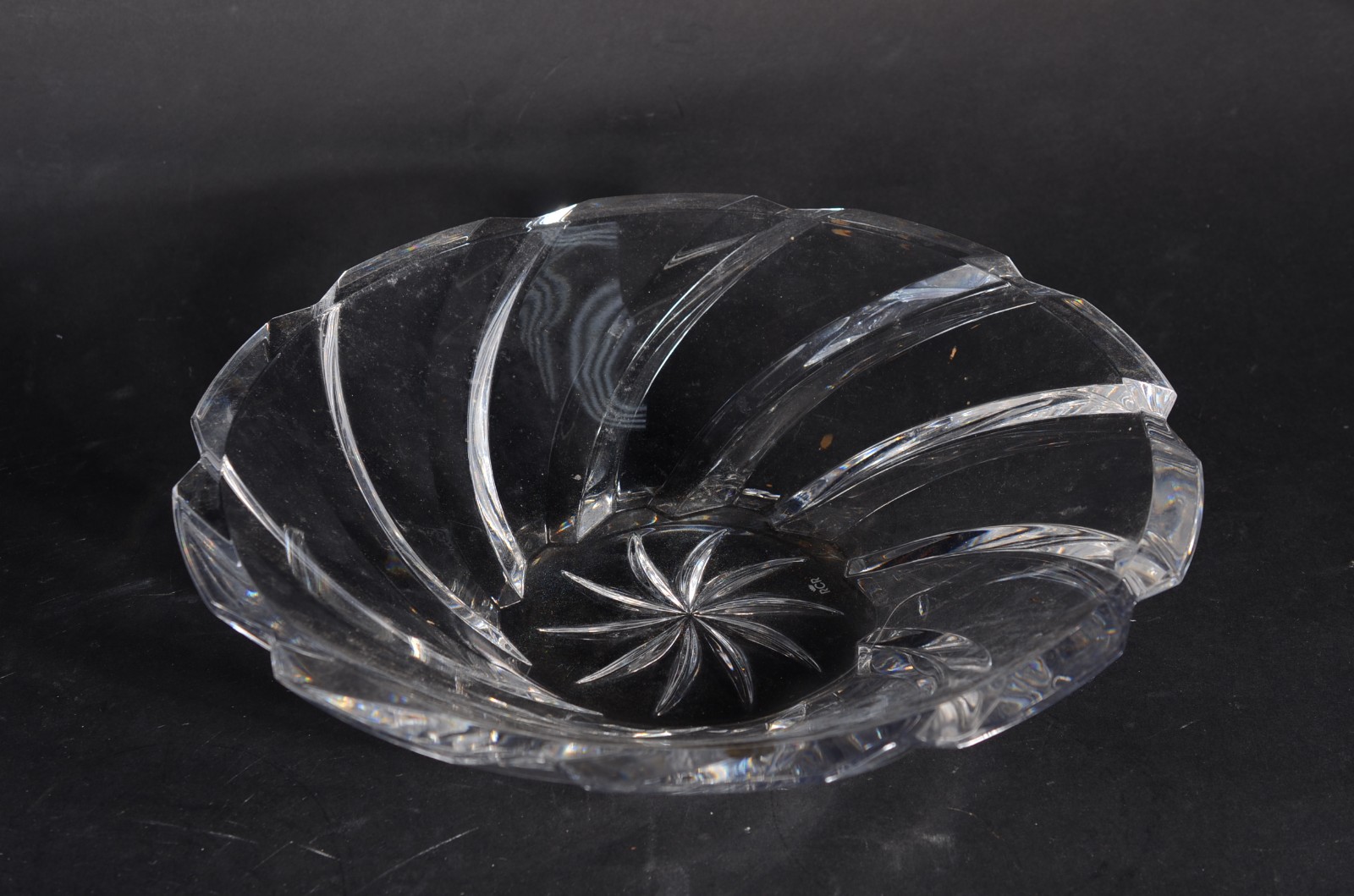 Fruteira de cristal italiano lapidado com frisos retorcidos, marca na... - foto 1 de 3