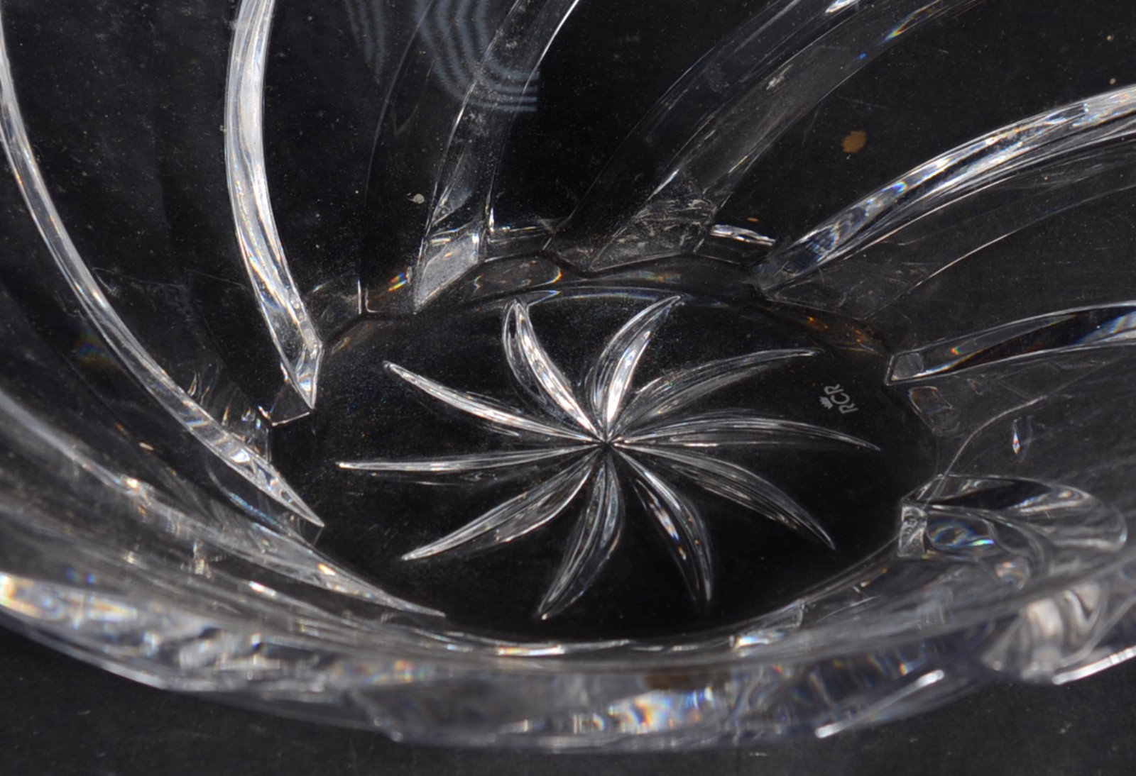 Fruteira de cristal italiano lapidado com frisos retorcidos, marca na... - foto 2 de 3