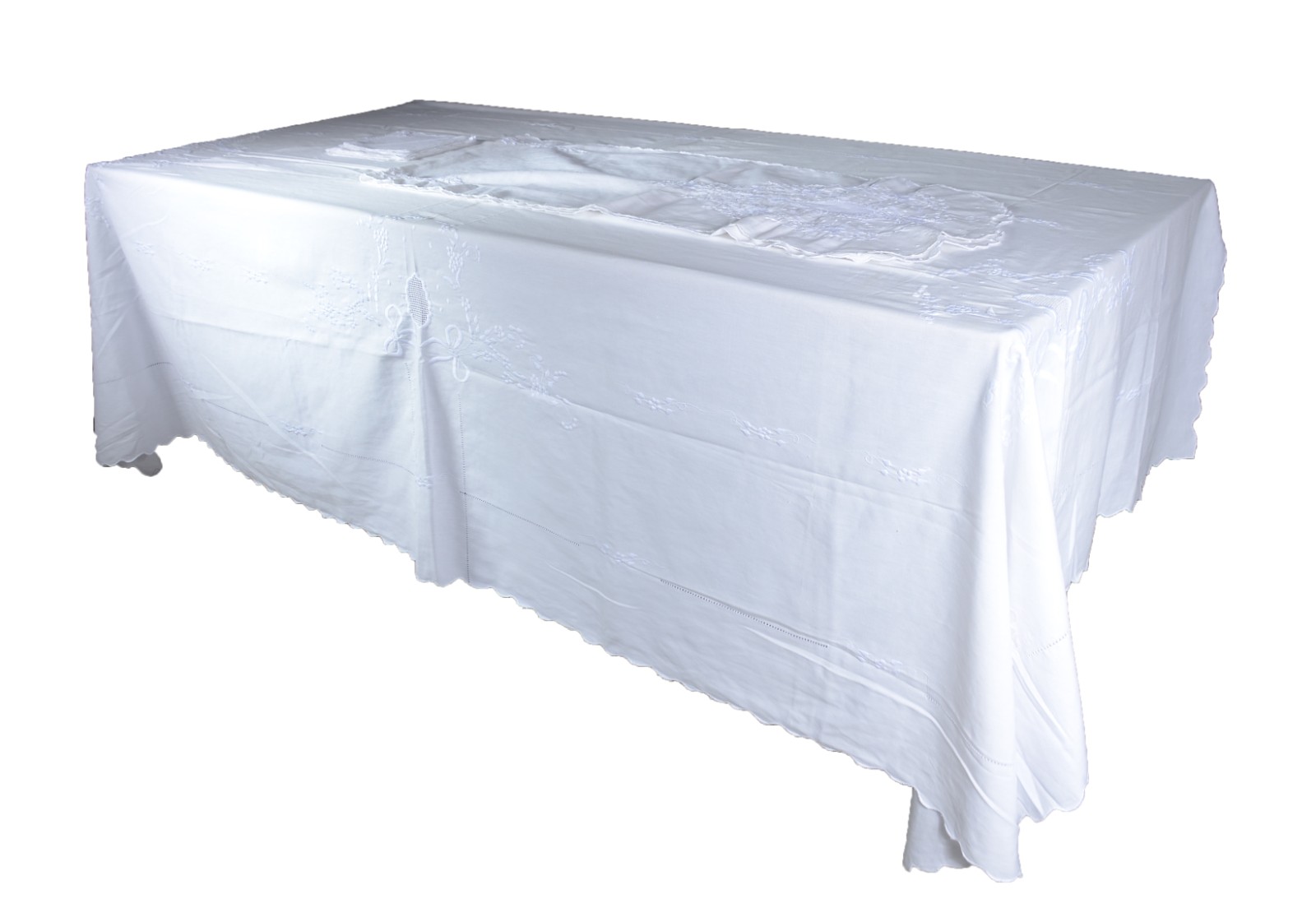 Toalha de mesa branca com bordados. Acompanham 12 guardanapos e... - foto 1 de 8