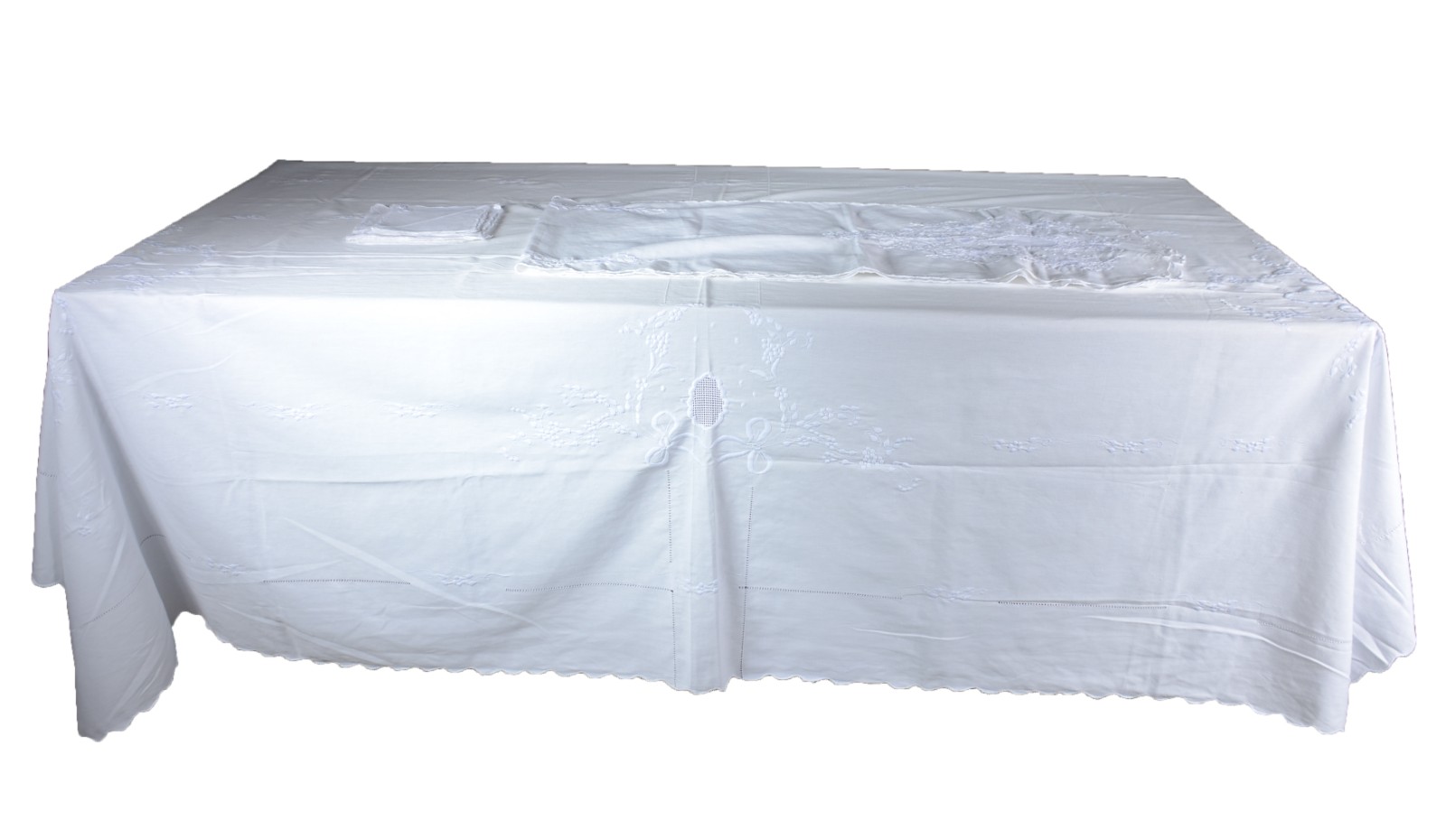 Toalha de mesa branca com bordados. Acompanham 12 guardanapos e... - foto 2 de 8
