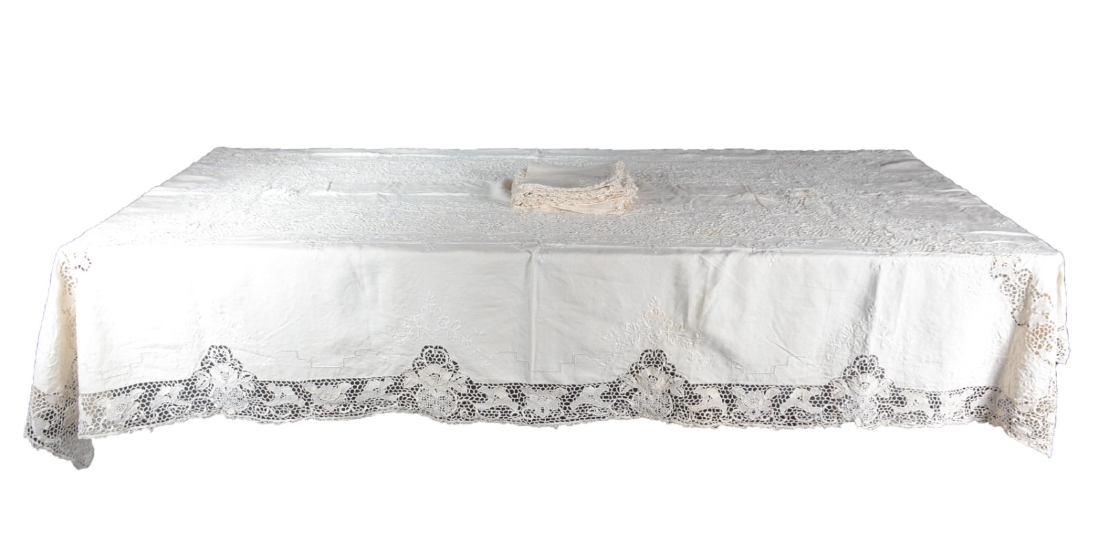 Toalha de mesa de linho com bordados. Acompanham 12 guardanapos. - foto 2 de 8