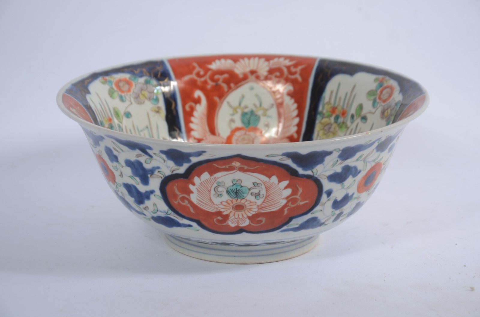 Bowl de porcelana oriental ao gosto Imari. Pequeno bicado na borda. - foto 1 de 7