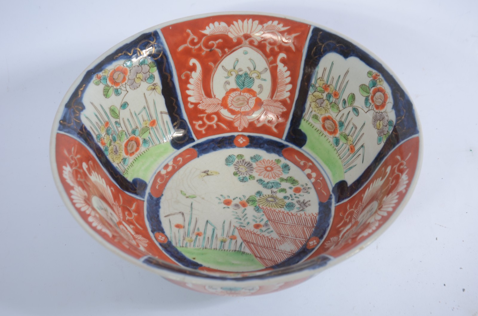 Bowl de porcelana oriental ao gosto Imari. Pequeno bicado na borda. - foto 2 de 7