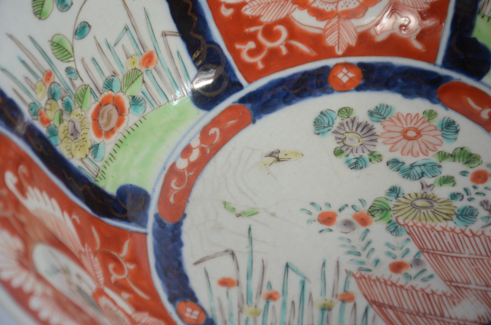 Bowl de porcelana oriental ao gosto Imari. Pequeno bicado na borda. - foto 3 de 7