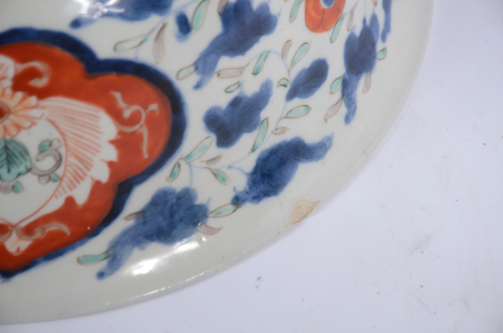 Bowl de porcelana oriental ao gosto Imari. Pequeno bicado na borda. - foto 4 de 7