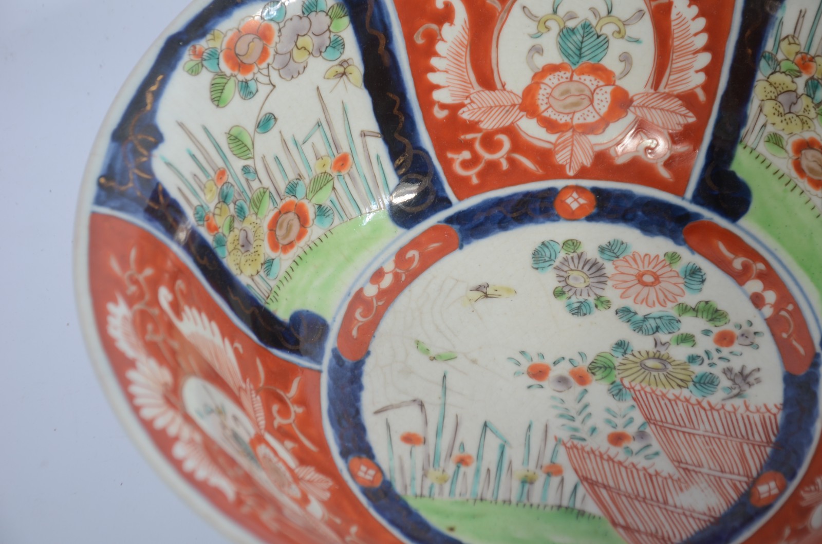 Bowl de porcelana oriental ao gosto Imari. Pequeno bicado na borda. - foto 5 de 7