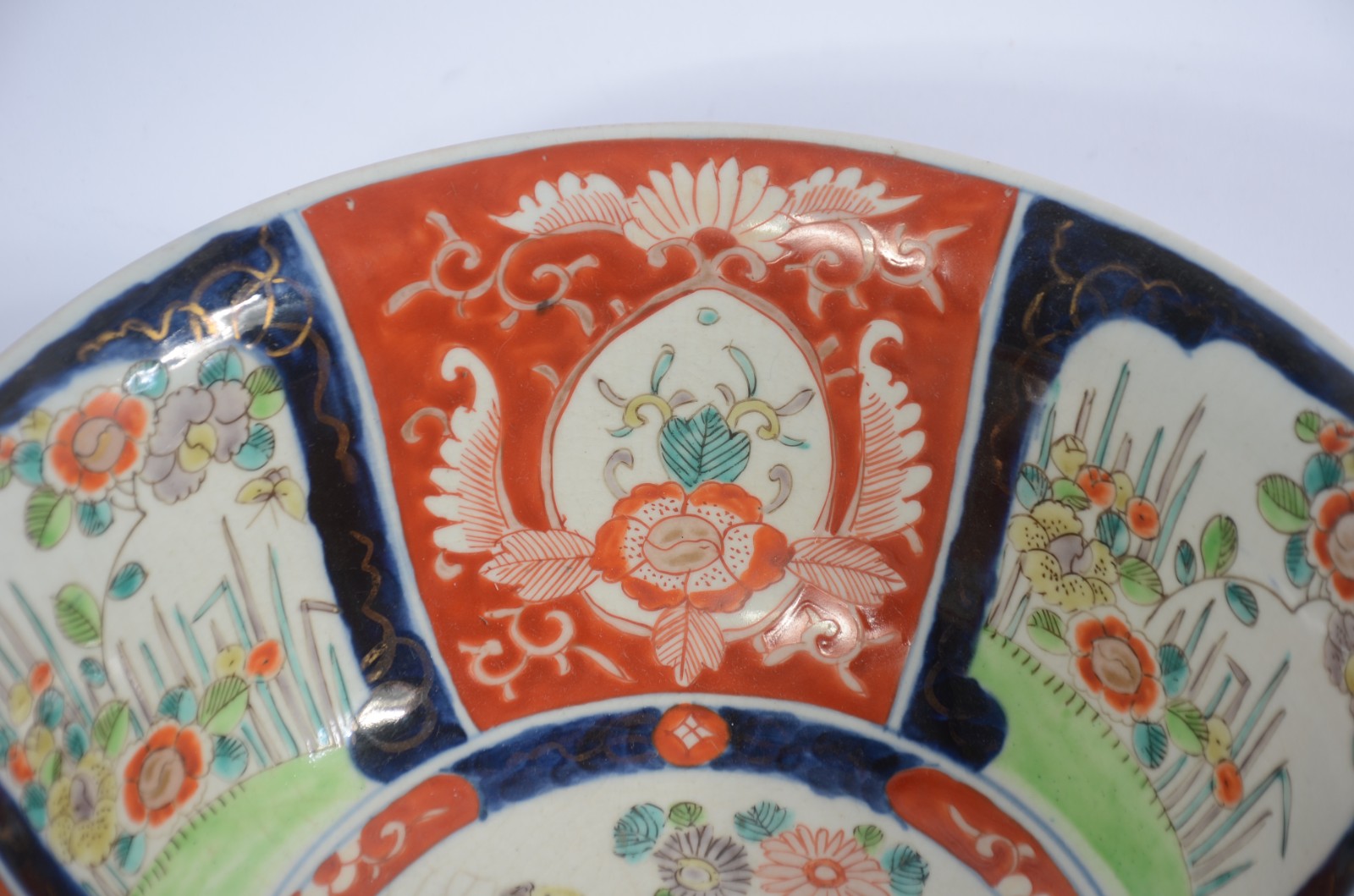 Bowl de porcelana oriental ao gosto Imari. Pequeno bicado na borda. - foto 6 de 7