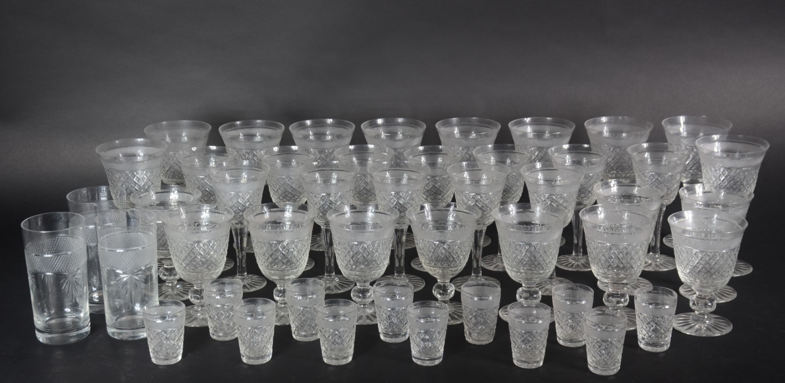 Conjunto de cristal lapidado, composto de: 12 taças para champagne, 9... - foto 1 de 7