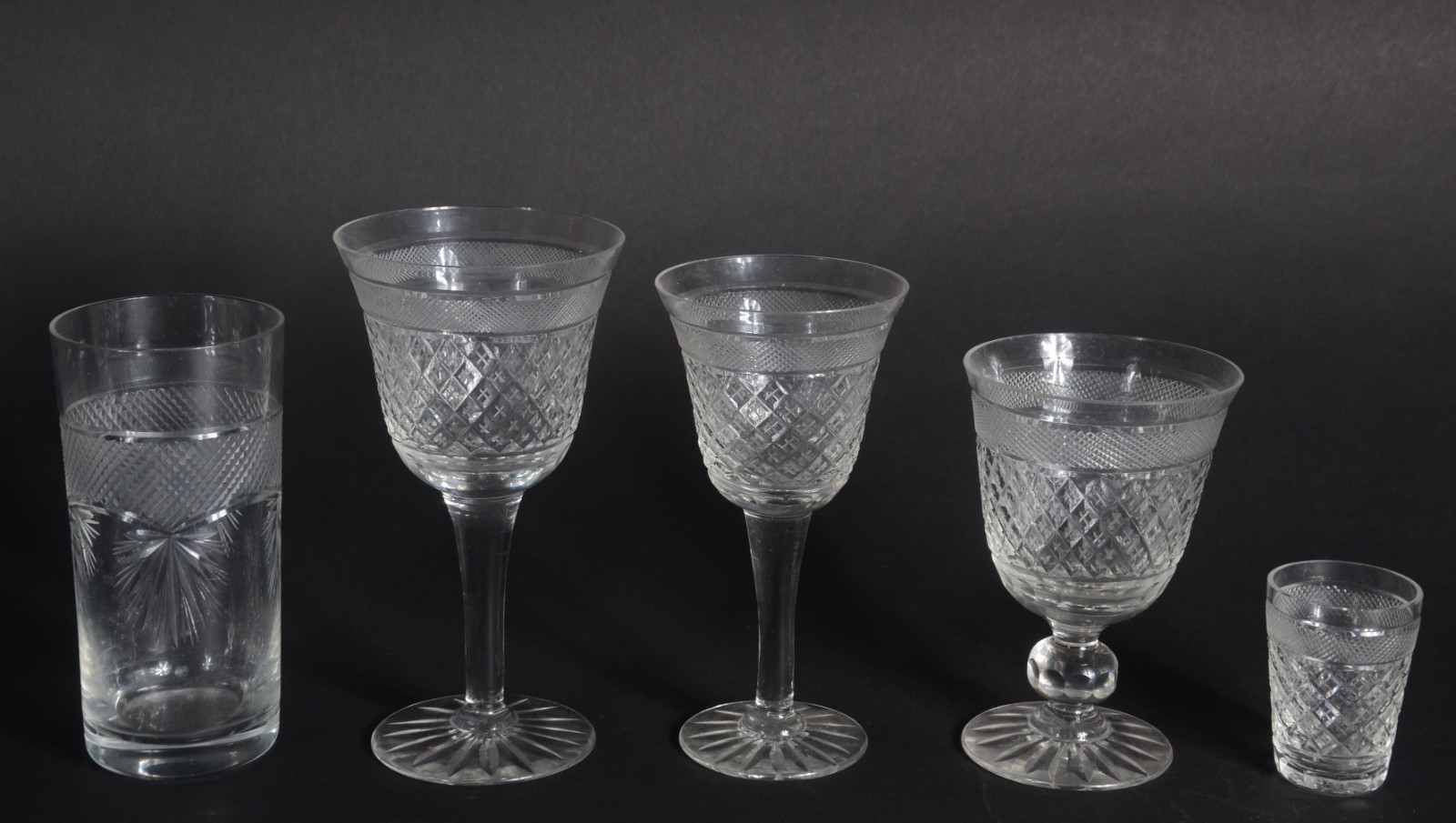 Conjunto de cristal lapidado, composto de: 12 taças para champagne, 9... - foto 2 de 7