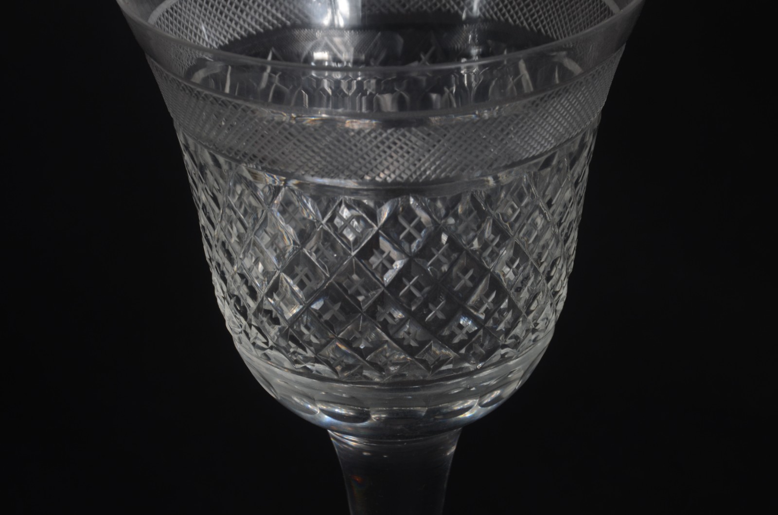 Conjunto de cristal lapidado, composto de: 12 taças para champagne, 9... - foto 4 de 7