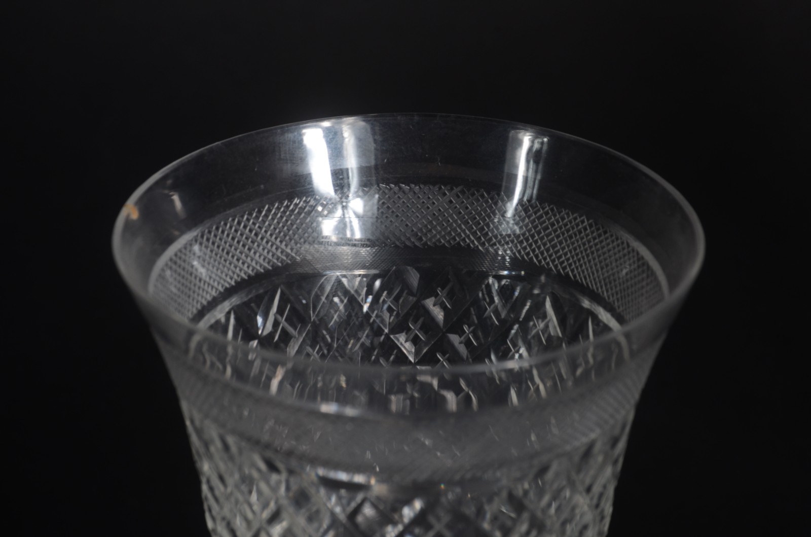Conjunto de cristal lapidado, composto de: 12 taças para champagne, 9... - foto 6 de 7
