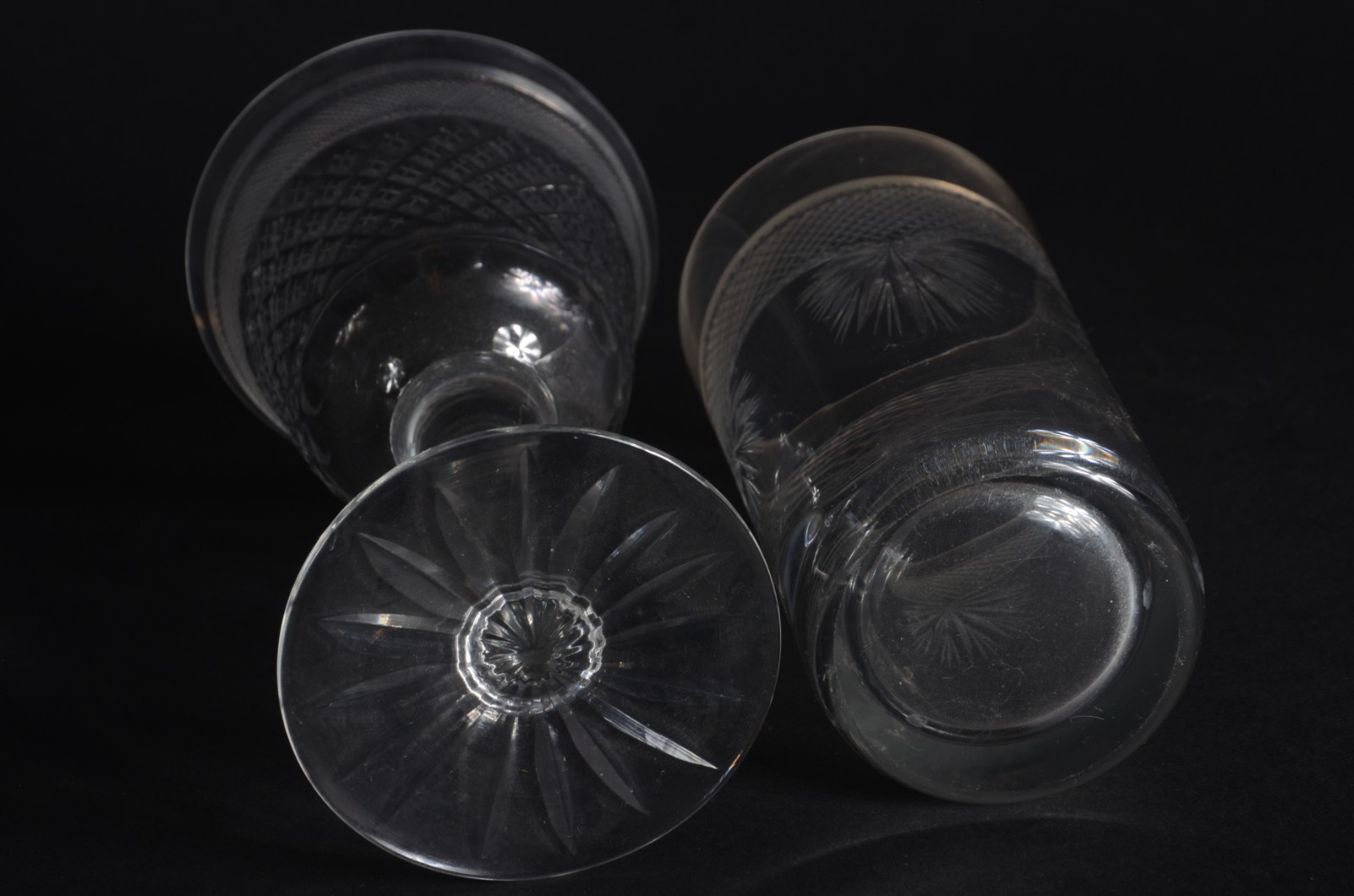 Conjunto de cristal lapidado, composto de: 12 taças para champagne, 9... - foto 7 de 7