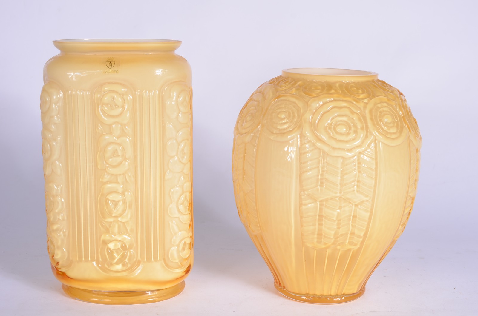Dois vasos de vidro com gregas florais em relevo. - foto 1 de 5