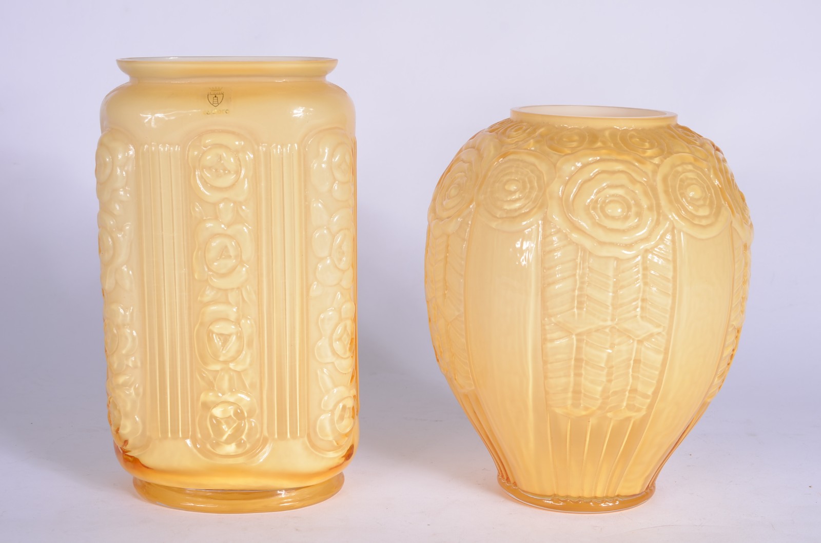 Dois vasos de vidro com gregas florais em relevo. - foto 2 de 5
