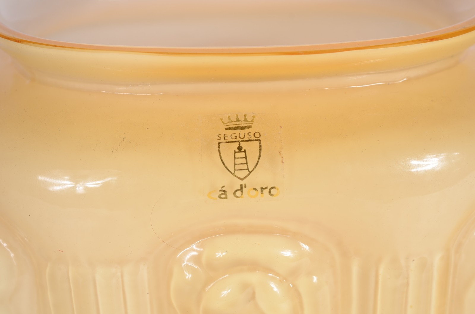 Dois vasos de vidro com gregas florais em relevo. - foto 3 de 5