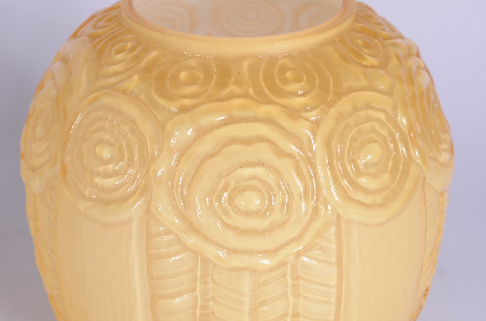 Dois vasos de vidro com gregas florais em relevo. - foto 4 de 5