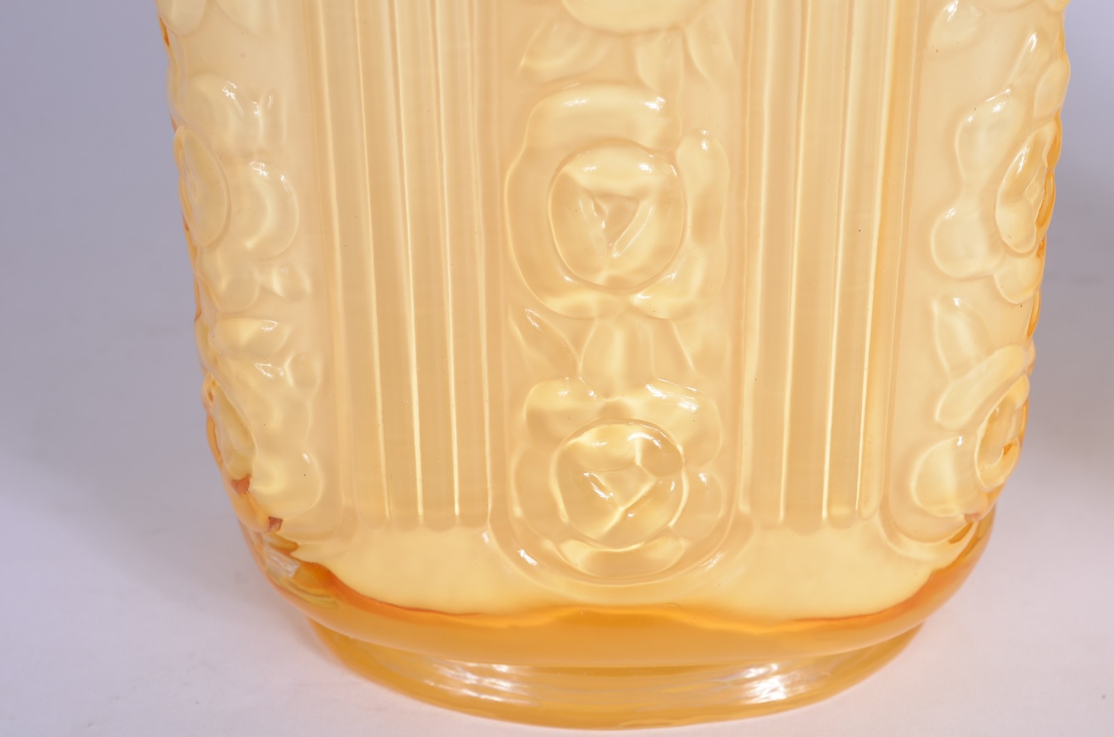 Dois vasos de vidro com gregas florais em relevo. - foto 5 de 5